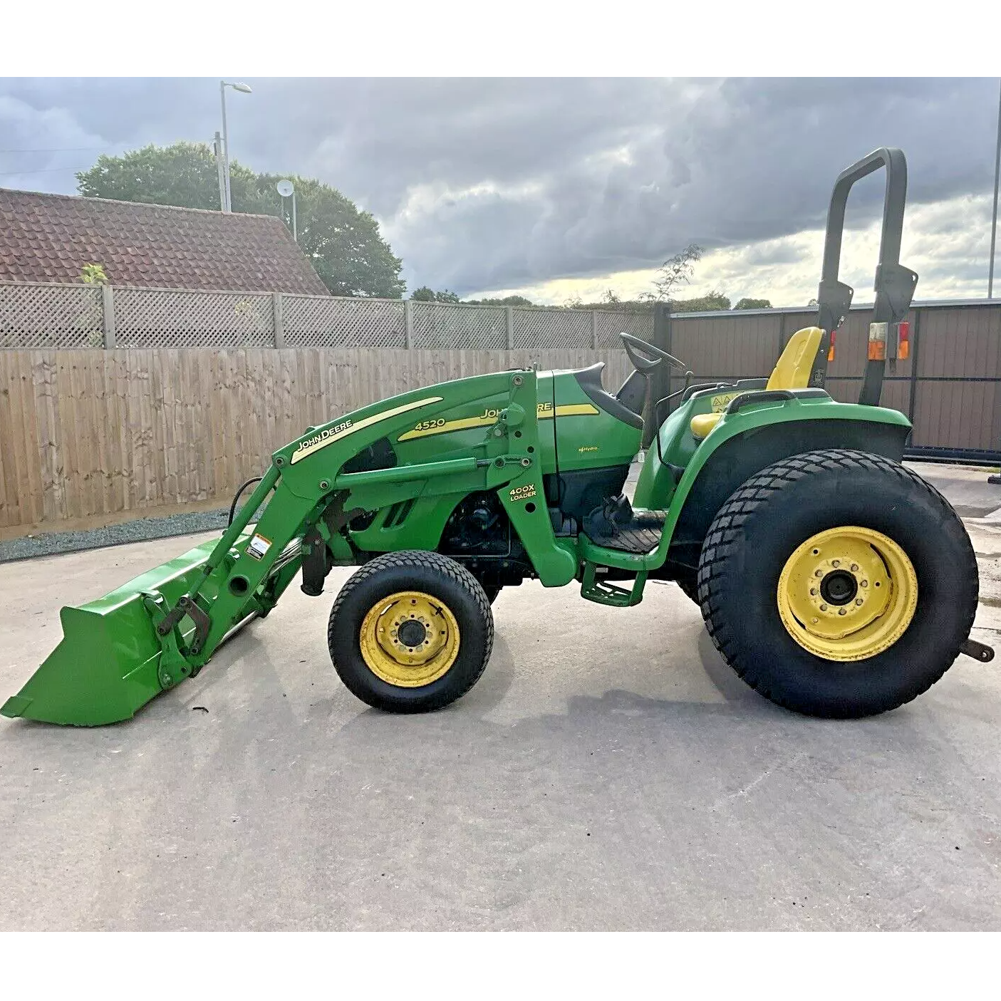 JOHN DEERE 4520 53HP COMPACT DIESEL 4WD TRACTOR WITH LOADER BUCKET